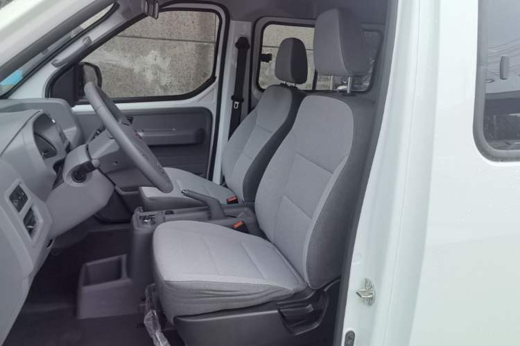 Used Wuling Yangguang 2025 Model 400km Bus Edition—Comfort Edition Left Front Seat