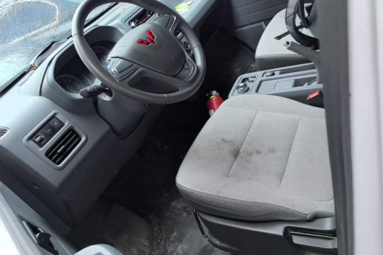 Used Wuling Yangguang 2025 Model 400km Bus Edition—Comfort Edition Left Front Seat