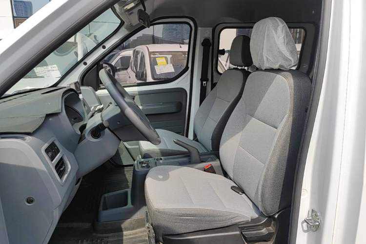 Used Wuling Yangguang 2025 Model 400km Bus Edition—Comfort Edition Left Front Seat