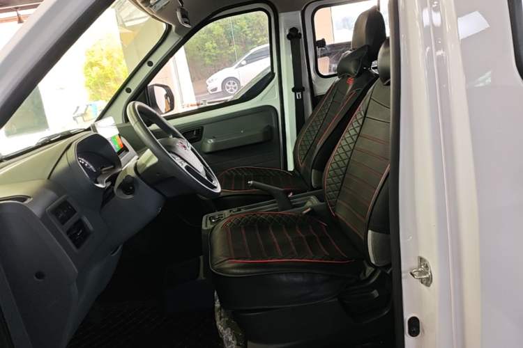 Used Wuling Yangguang 2025 Model 400km Bus Edition—Comfort Edition Left Front Seat