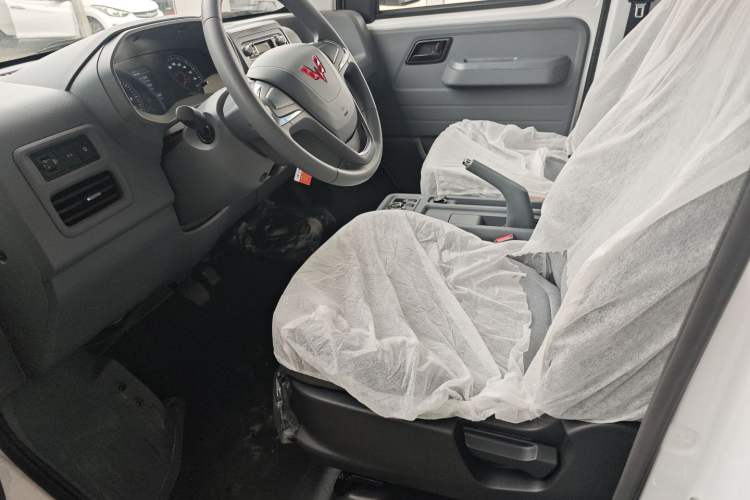 Used Wuling Yangguang 2025 Model 400km Bus Edition—Comfort Edition Left Front Seat