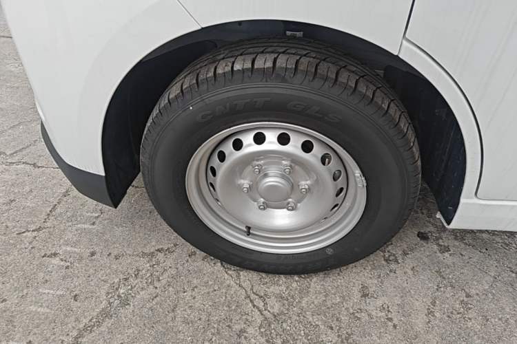 Used Wuling Yangguang 2025 Model 400km Bus Edition—Comfort Edition Left Front Wheel Hub