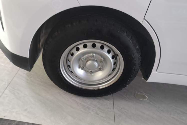 Used Wuling Yangguang 2025 Model 400km Bus Edition—Comfort Edition Left Front Wheel Hub