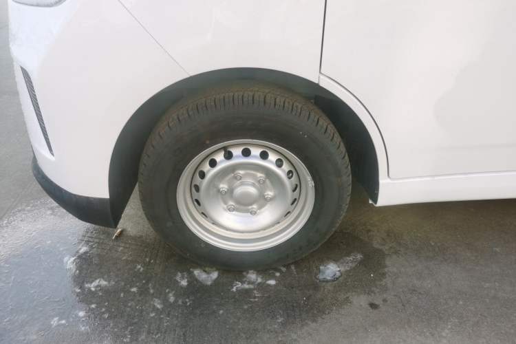 Used Wuling Yangguang 2025 Model 400km Bus Edition—Comfort Edition Left Front Wheel Hub