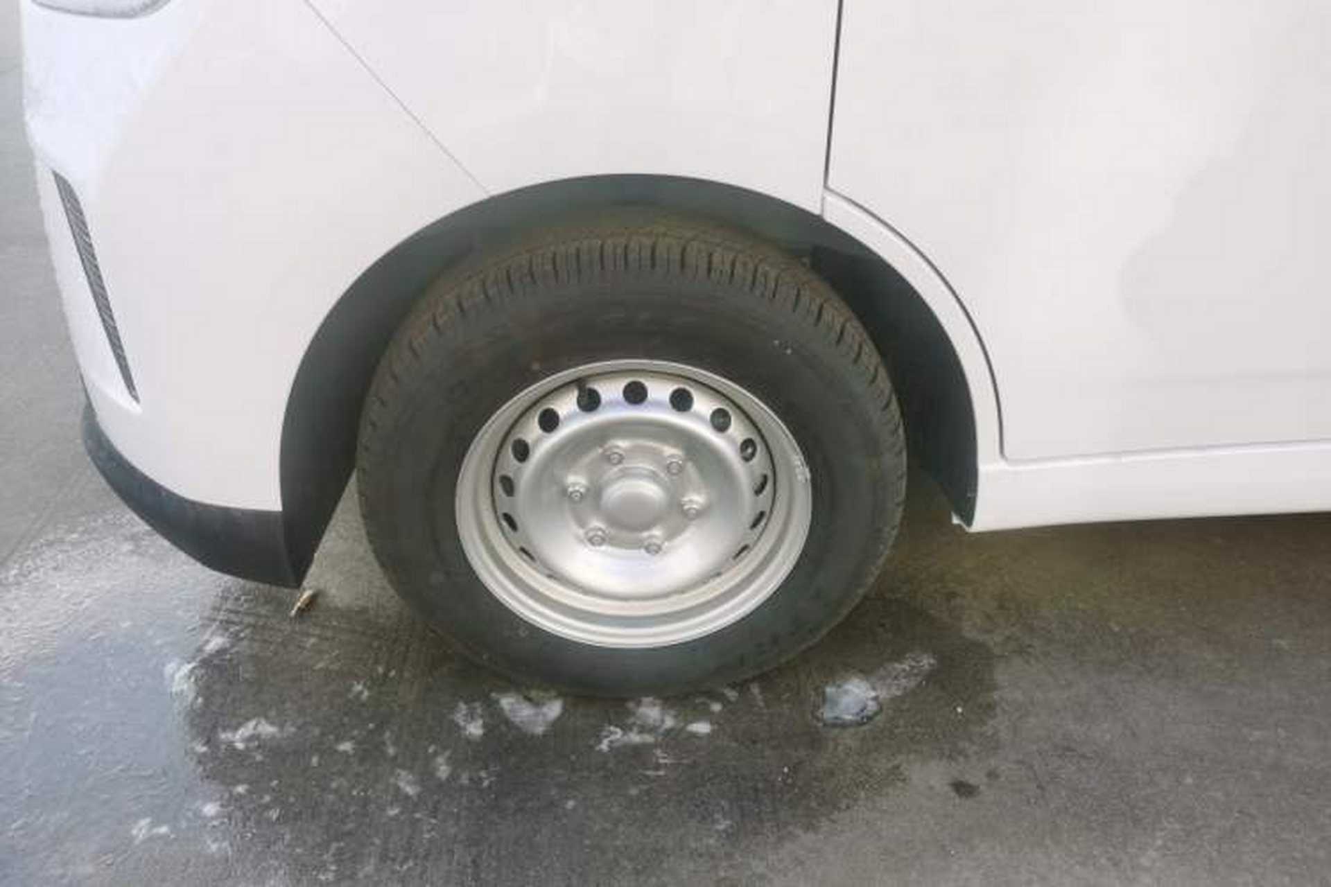 Used Wuling Yangguang 2025 Model 400km Bus Edition—Comfort Edition Left Front Wheel Hub