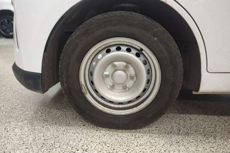 Used Wuling Yangguang 2025 Model 400km Bus Edition—Comfort Edition Left Front Wheel Hub