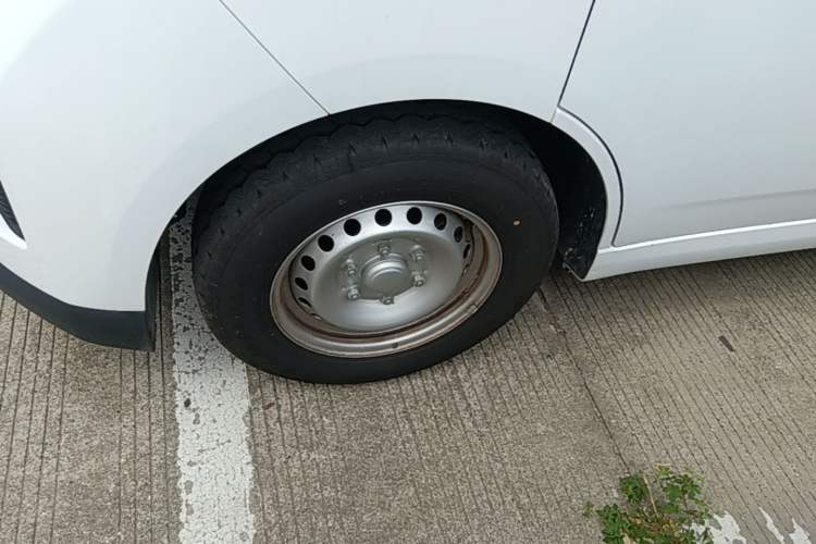 Used Wuling Yangguang 2025 Model 400km Bus Edition—Comfort Edition Left Front Wheel Hub