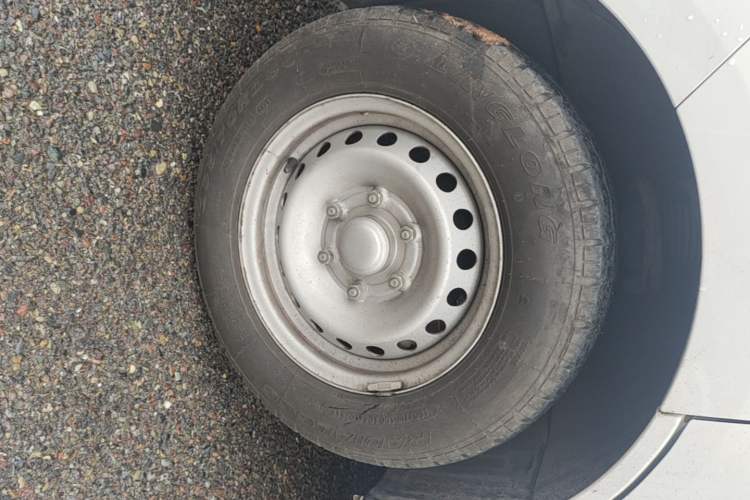 Used Wuling Yangguang 2025 Model 400km Bus Edition—Comfort Edition Left Front Wheel Hub