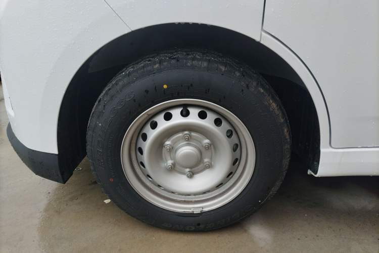 Used Wuling Yangguang 2025 Model 400km Bus Edition—Comfort Edition Left Front Wheel Hub