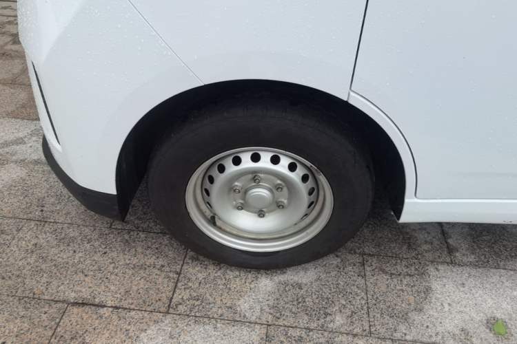 Used Wuling Yangguang 2025 Model 400km Bus Edition—Comfort Edition Left Front Wheel Hub