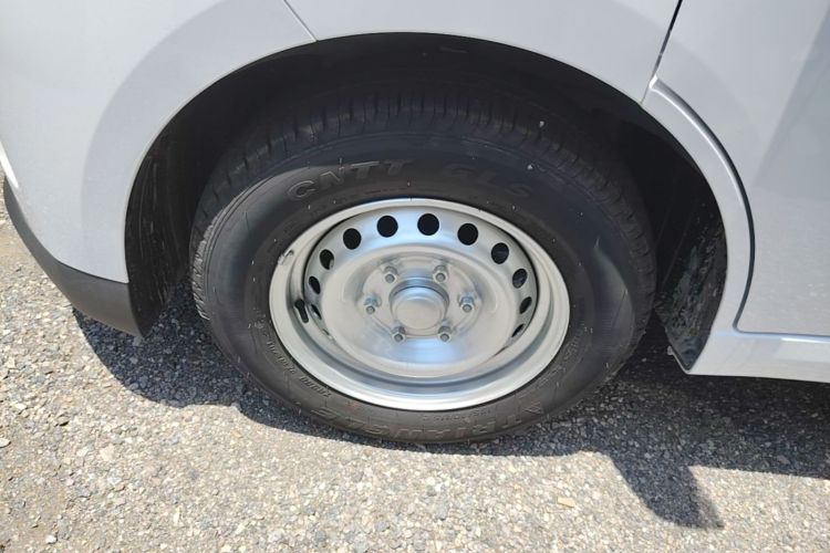 Used Wuling Yangguang 2025 Model 400km Bus Edition—Comfort Edition Left Front Wheel Hub