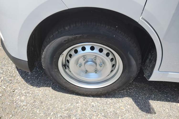Used Wuling Yangguang 2025 Model 400km Bus Edition—Comfort Edition Left Front Wheel Hub