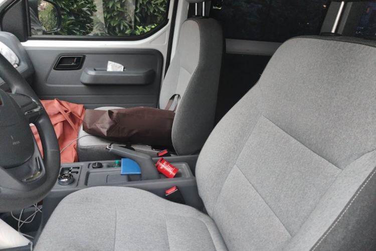 Used Wuling Yangguang 2025 Model 400km Bus Edition—Comfort Edition Left Rear Seat