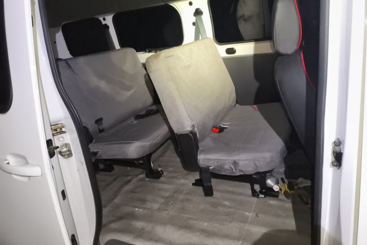 Used Wuling Yangguang 2025 Model 400km Bus Edition—Comfort Edition Left Rear Seat