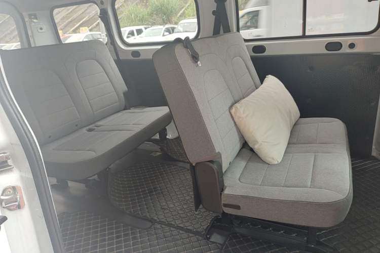 Used Wuling Yangguang 2025 Model 400km Bus Edition—Comfort Edition Left Rear Seat