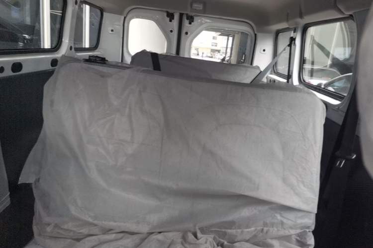 Used Wuling Yangguang 2025 Model 400km Bus Edition—Comfort Edition Left Rear Seat