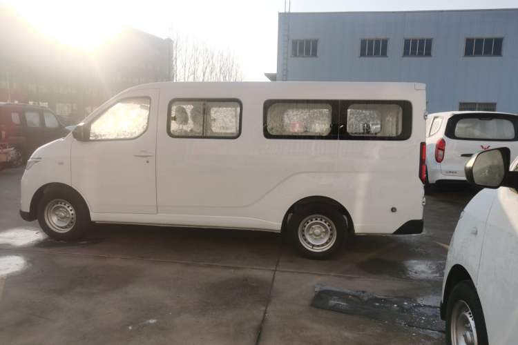 Used Wuling Yangguang 2025 Model 400km Bus Edition—Comfort Edition Left Side