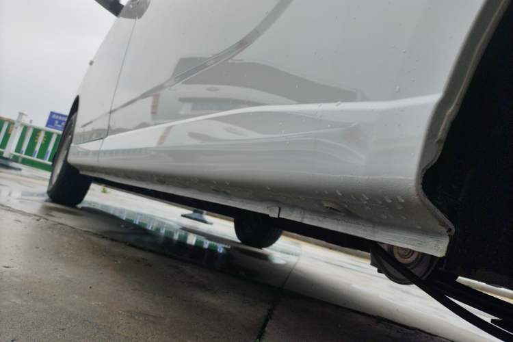 Used Wuling Yangguang 2025 Model 400km Bus Edition—Comfort Edition Left Side Sill
