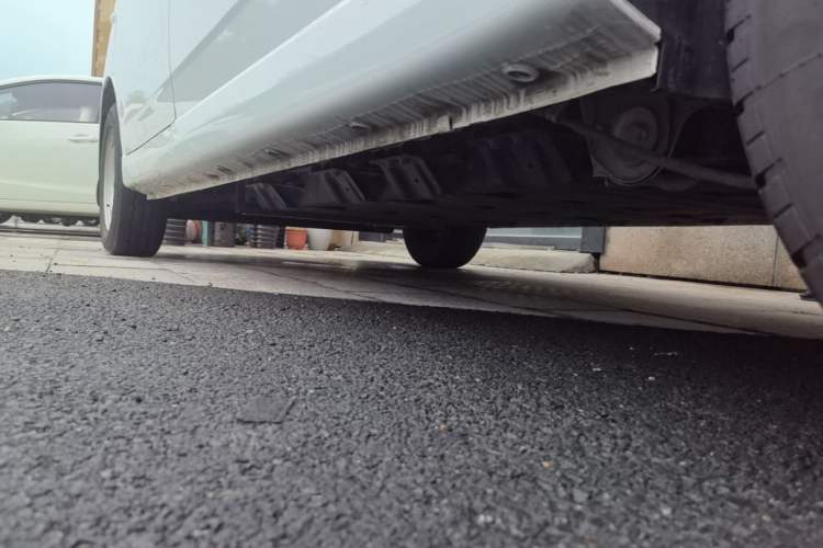 Used Wuling Yangguang 2025 Model 400km Bus Edition—Comfort Edition Left Side Sill