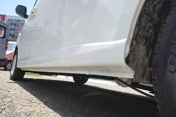 Used Wuling Yangguang 2025 Model 400km Bus Edition—Comfort Edition Left Side Sill