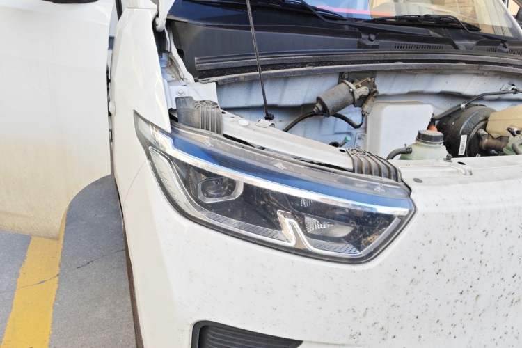 Used Wuling Yangguang 2025 Model 400km Bus Edition—Comfort Edition Right Front Headlight