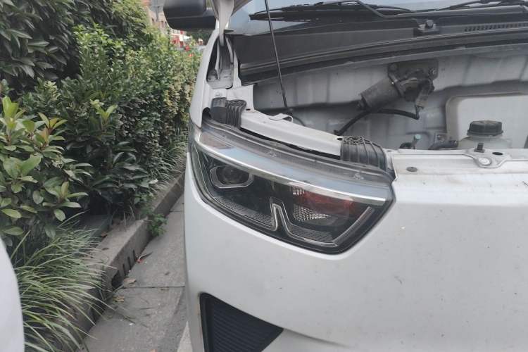 Used Wuling Yangguang 2025 Model 400km Bus Edition—Comfort Edition Right Front Headlight