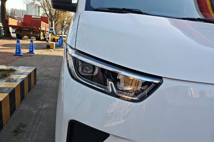 Used Wuling Yangguang 2025 Model 400km Bus Edition—Comfort Edition Right Front Headlight