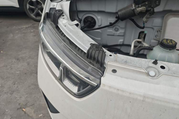 Used Wuling Yangguang 2025 Model 400km Bus Edition—Comfort Edition Right Front Headlight