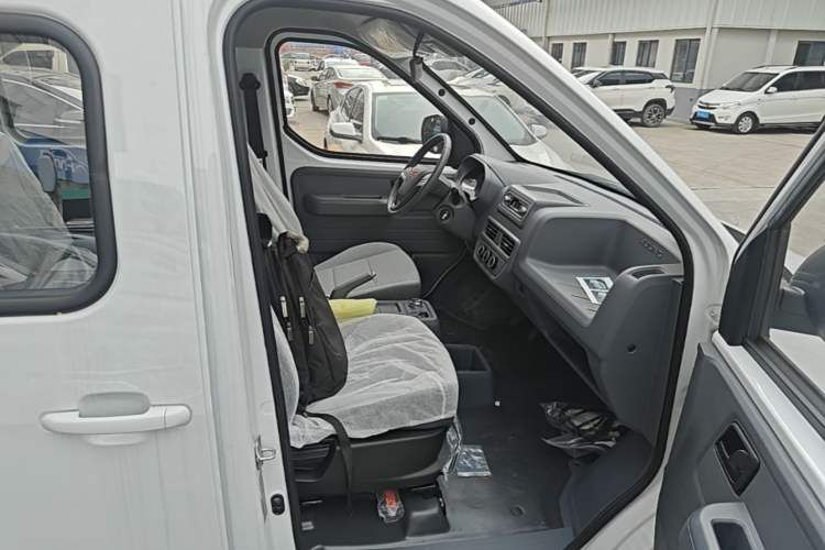 Used Wuling Yangguang 2025 Model 400km Bus Edition—Comfort Edition Right Front Seat