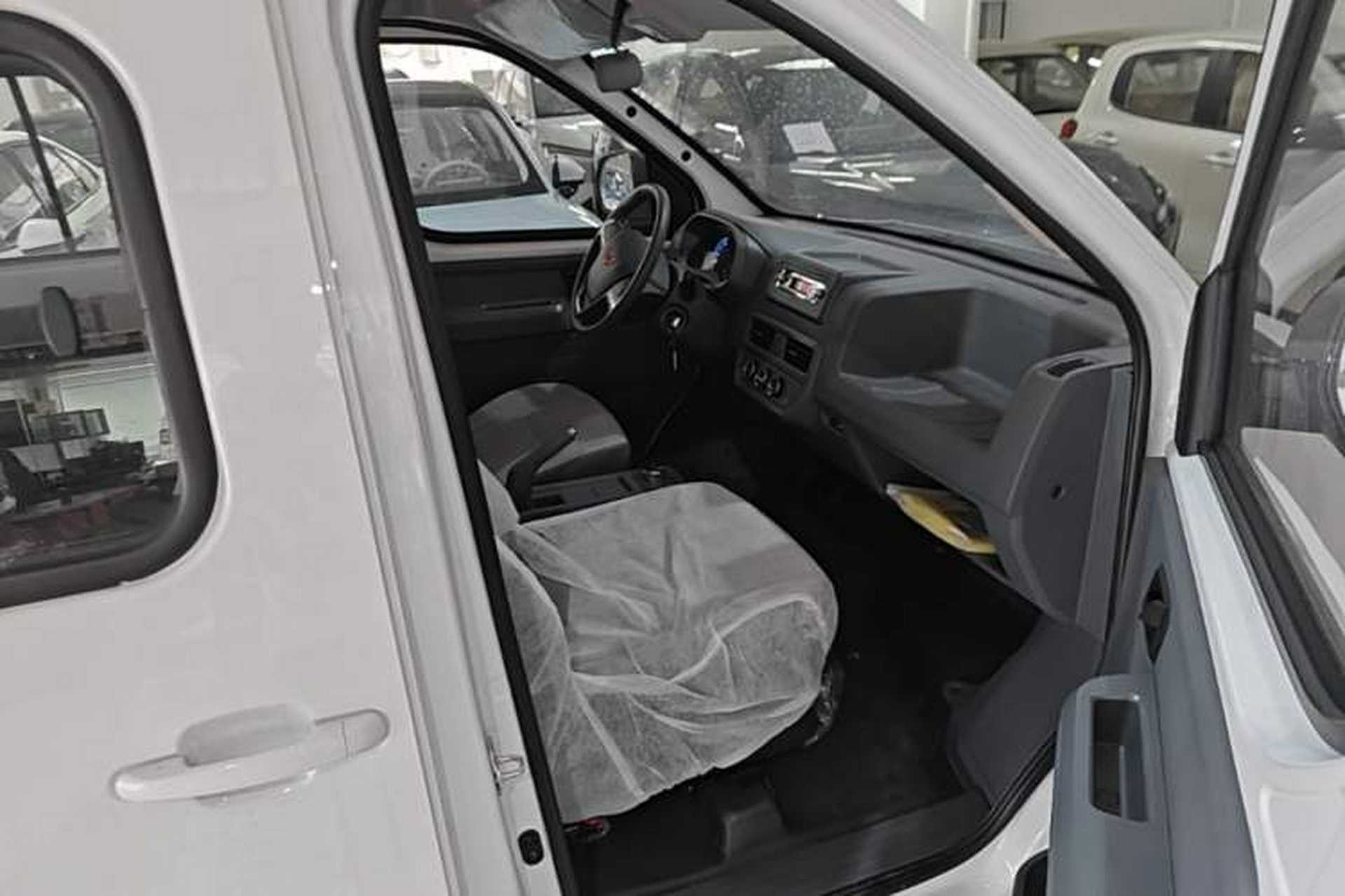 Used Wuling Yangguang 2025 Model 310KM Bus Edition—Customized by CATL Right Front Seat