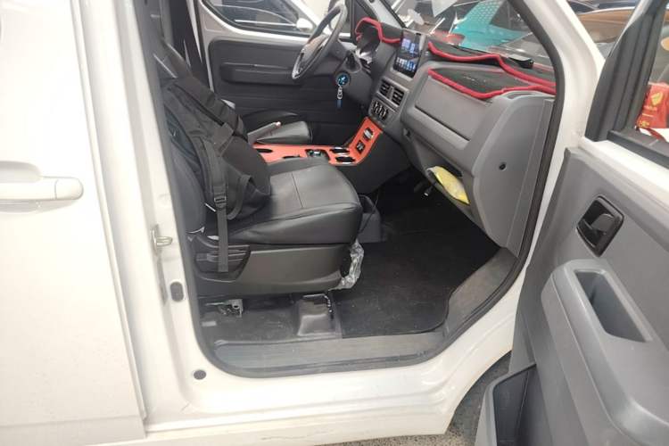 Used Wuling Yangguang 2025 Model 400km Bus Edition—Comfort Edition Right Front Seat