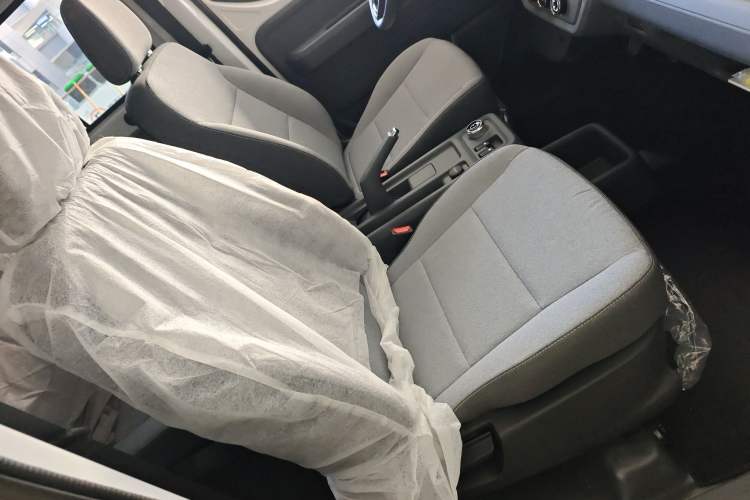 Used Wuling Yangguang 2025 Model 400km Bus Edition—Comfort Edition Right Front Seat