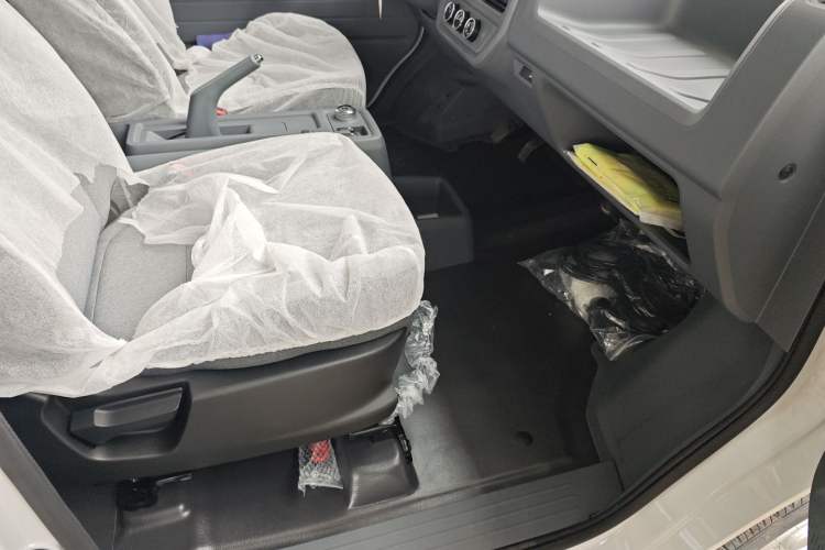 Used Wuling Yangguang 2025 Model 400km Bus Edition—Comfort Edition Right Front Seat
