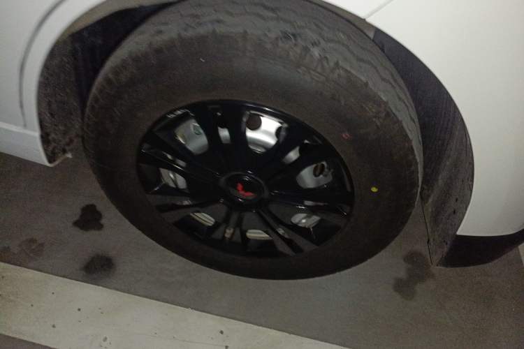 Used Wuling Yangguang 2025 Model 400km Bus Edition—Comfort Edition Right Front Wheel Hub