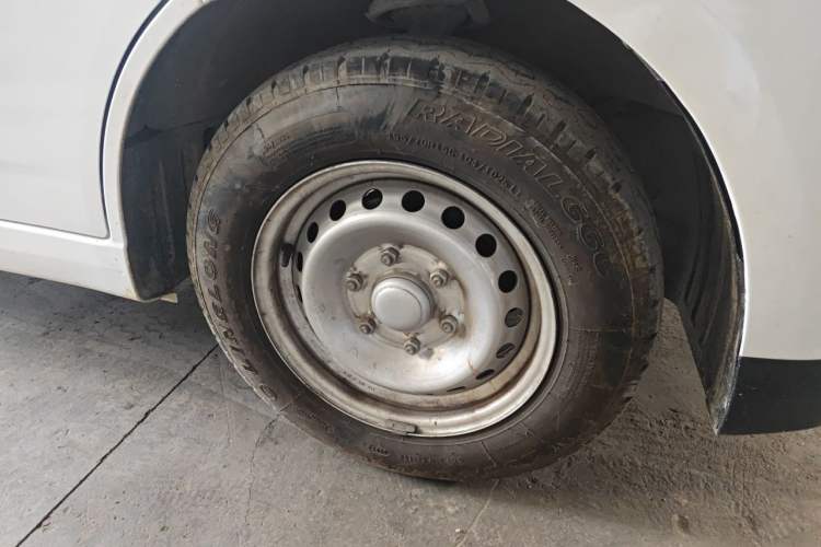 Used Wuling Yangguang 2025 Model 400km Bus Edition—Comfort Edition Right Front Wheel Hub