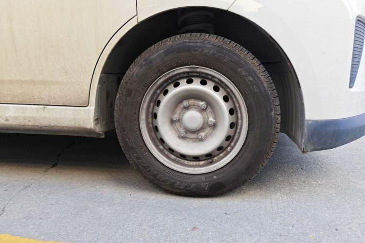 Used Wuling Yangguang 2025 Model 400km Bus Edition—Comfort Edition Right Front Wheel Hub
