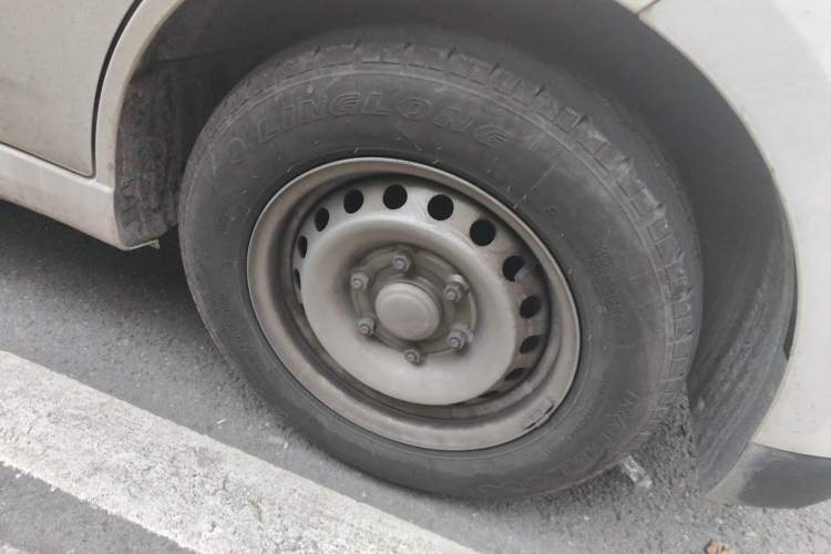 Used Wuling Yangguang 2025 Model 400km Bus Edition—Comfort Edition Right Front Wheel Hub
