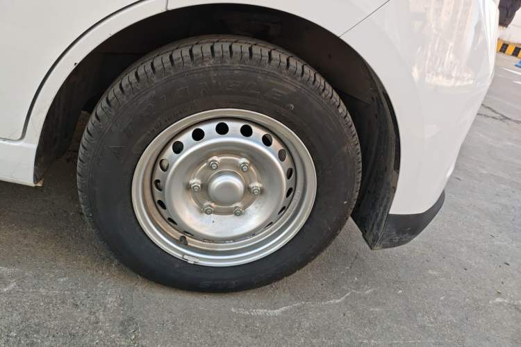 Used Wuling Yangguang 2025 Model 400km Bus Edition—Comfort Edition Right Front Wheel Hub