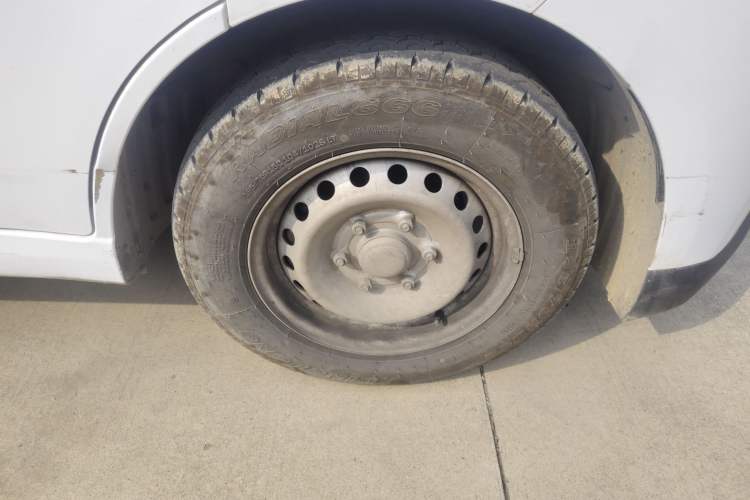 Used Wuling Yangguang 2025 Model 400km Bus Edition—Comfort Edition Right Front Wheel Hub