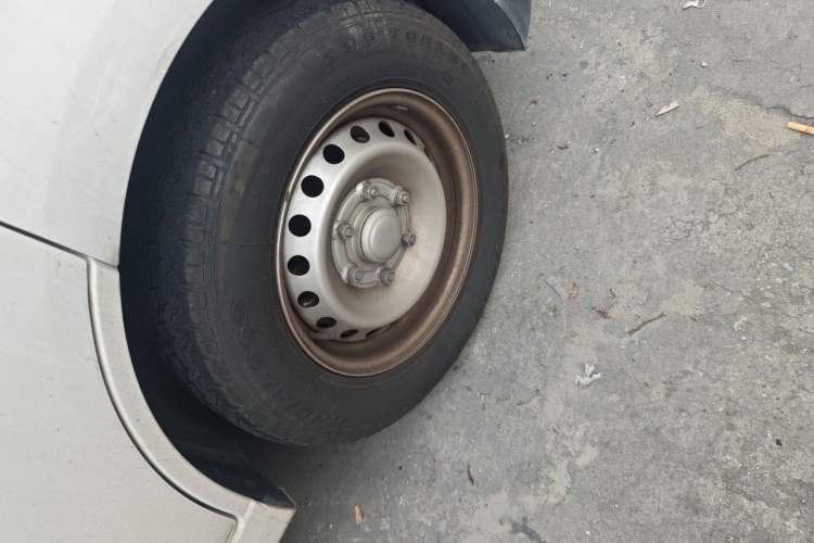 Used Wuling Yangguang 2025 Model 400km Bus Edition—Comfort Edition Right Front Wheel Hub