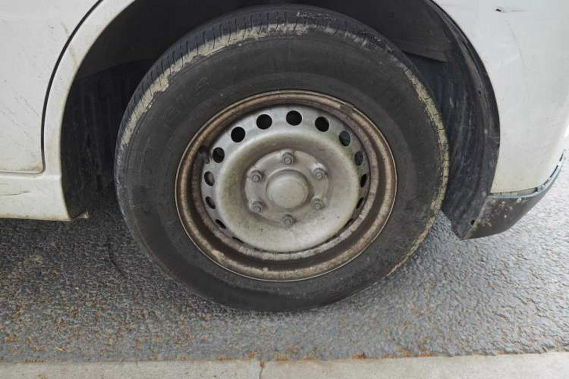 Used Wuling Yangguang 2025 Model 400km Bus Edition—Comfort Edition Right Front Wheel Hub