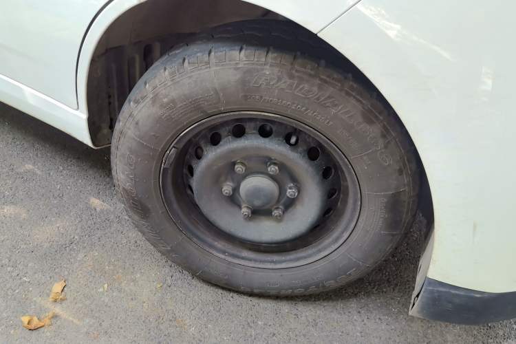 Used Wuling Yangguang 2025 Model 400km Bus Edition—Comfort Edition Right Front Wheel Hub