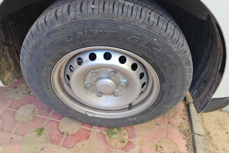 Used Wuling Yangguang 2025 Model 400km Bus Edition—Comfort Edition Right Front Wheel Hub