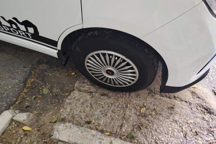 Used Wuling Yangguang 2025 Model 400km Bus Edition—Comfort Edition Right Front Wheel Hub