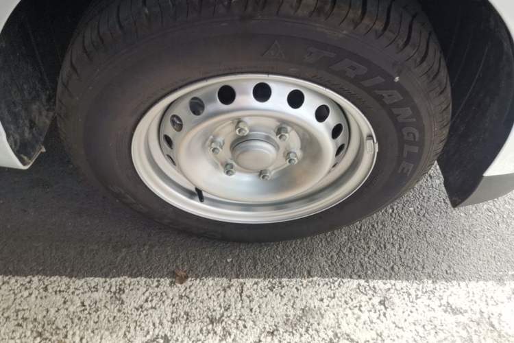 Used Wuling Yangguang 2025 Model 400km Bus Edition—Comfort Edition Right Front Wheel Hub
