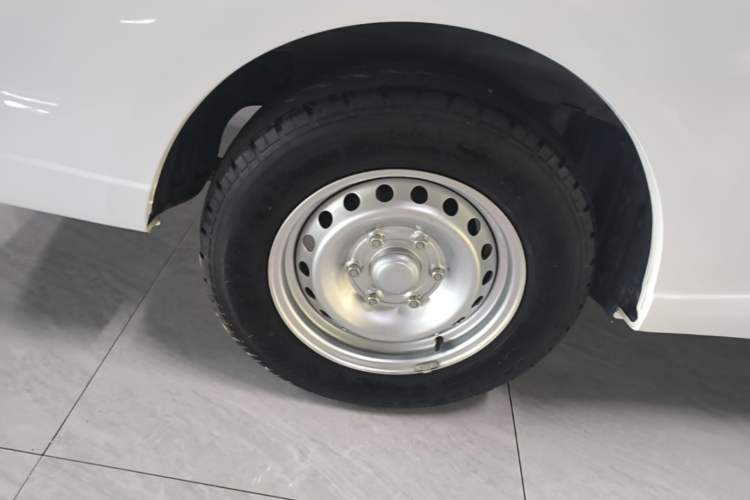 Used Wuling Yangguang 2025 Model 400km Bus Edition—Comfort Edition Right Rear Wheel Hub