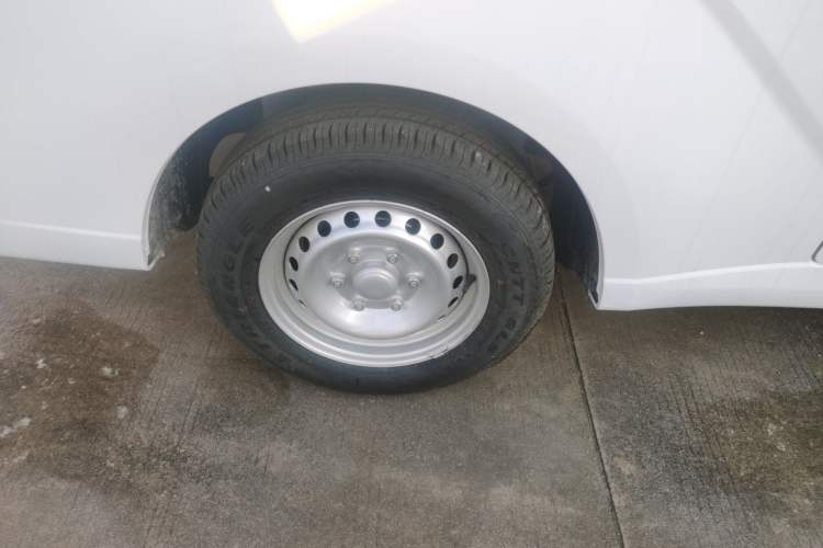 Used Wuling Yangguang 2025 Model 400km Bus Edition—Comfort Edition Right Rear Wheel Hub