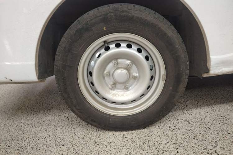 Used Wuling Yangguang 2025 Model 400km Bus Edition—Comfort Edition Right Rear Wheel Hub