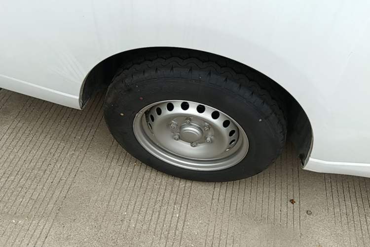 Used Wuling Yangguang 2025 Model 400km Bus Edition—Comfort Edition Right Rear Wheel Hub