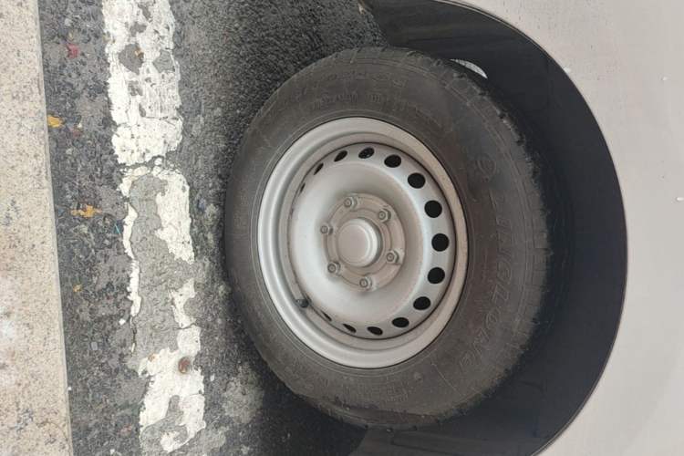 Used Wuling Yangguang 2025 Model 400km Bus Edition—Comfort Edition Right Rear Wheel Hub